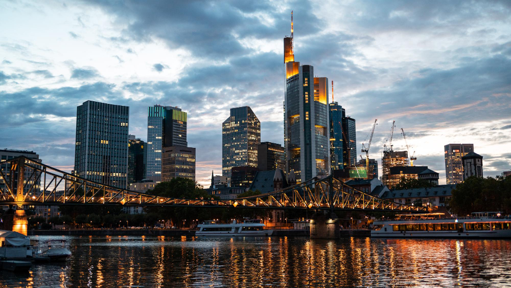E & D Tiefbau: Ihr Partner für Tiefbau, Glasfaserausbau, Kabelbau, Rohrleitungsbau, Erdbau, Straßenbau, Pflasterarbeiten & Kanalbau in Frankfurt.
