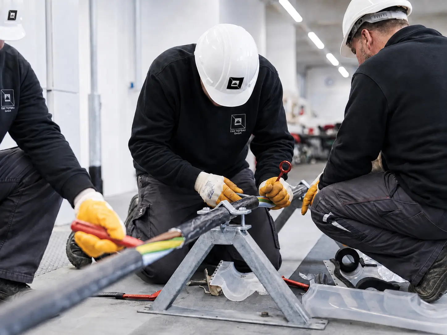 „Kabelmontage im Tiefbau – Installation von Glasfaser- und Stromleitungen“