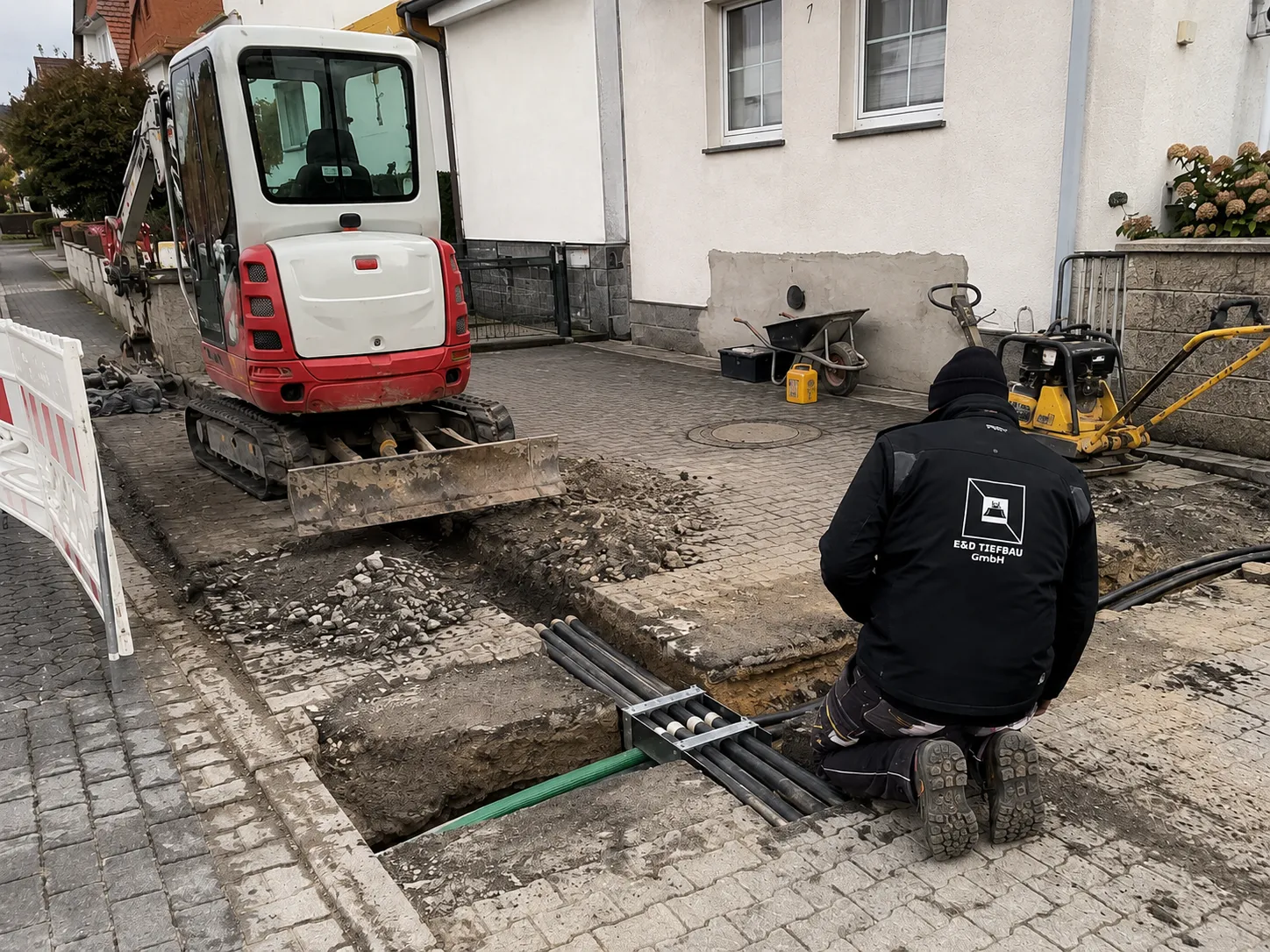 Leitungsgraben am Haus – warum Tiefbau direkt am Gebäude besondere Sorgfalt braucht